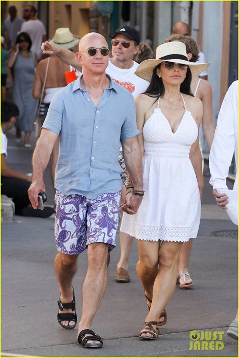 lauren sanchez boobs|Jeff Bezos girlfriend Lauren Sanchez puts on a busty display in a ...